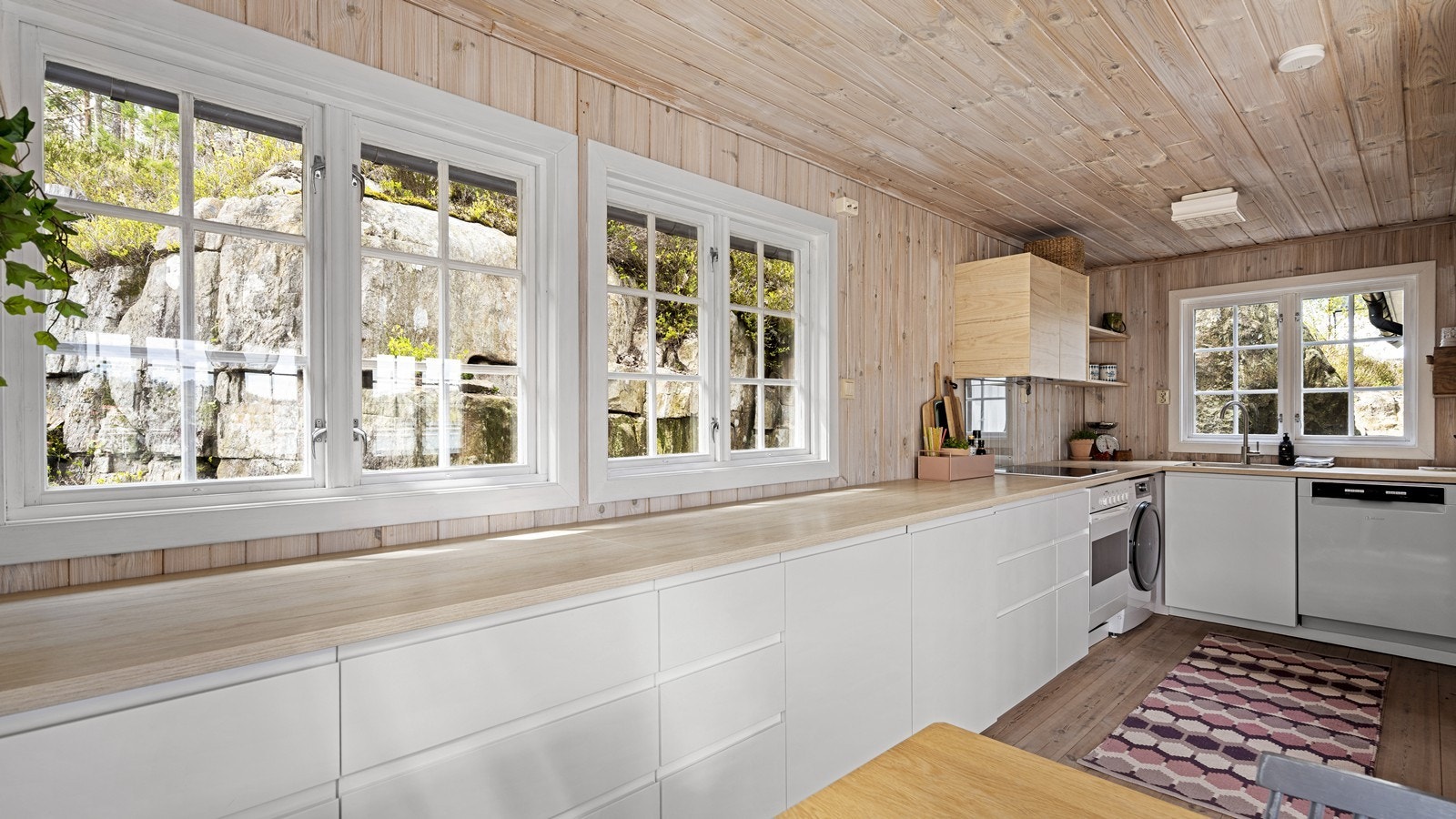 Pent kjøkken med mye benkeplass Galleribilde