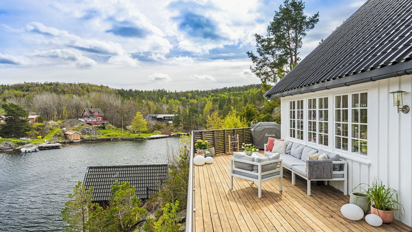Fra terrasse rundt hytten er det flott utsyn Galleribilde