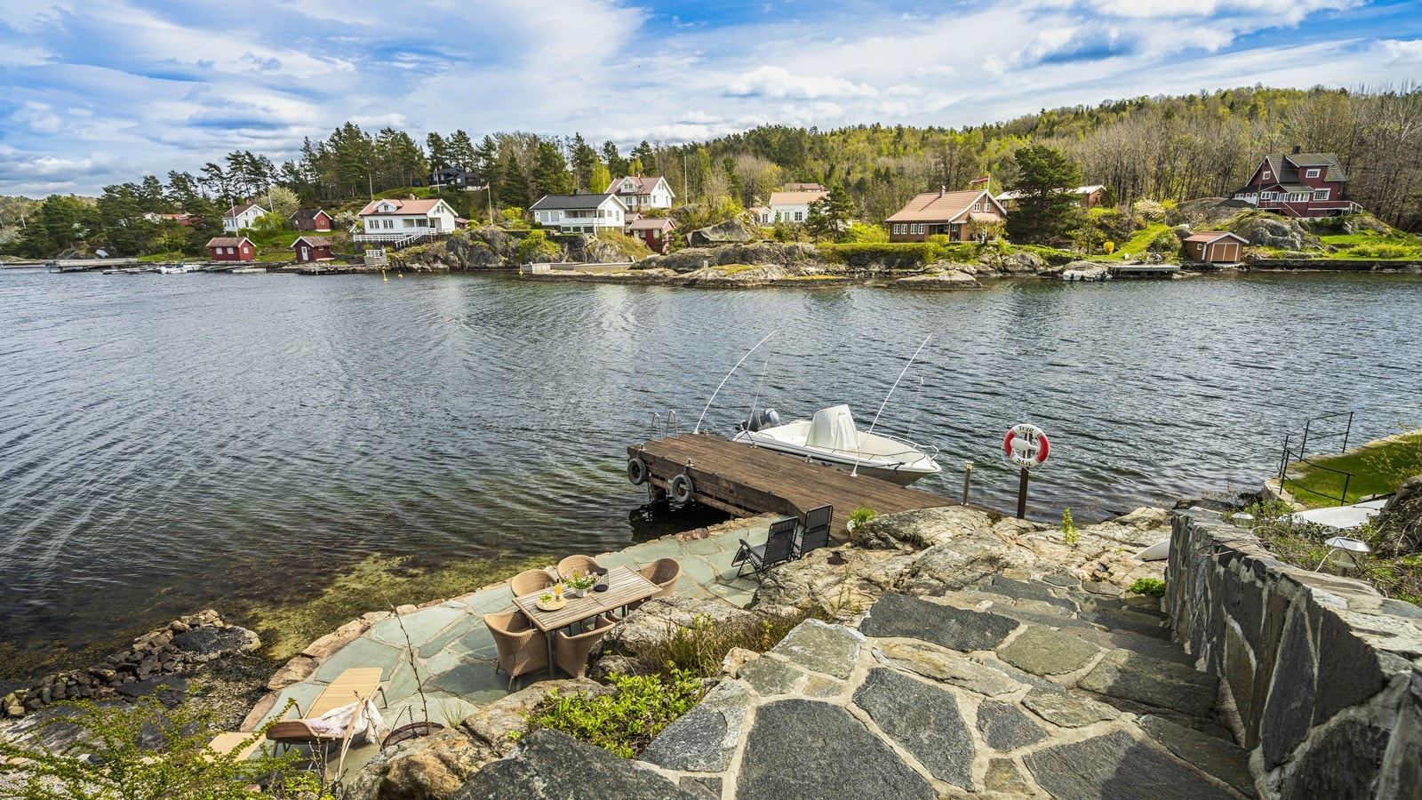 Tilhørende hytten er det brygge med plass til flere båter Galleribilde