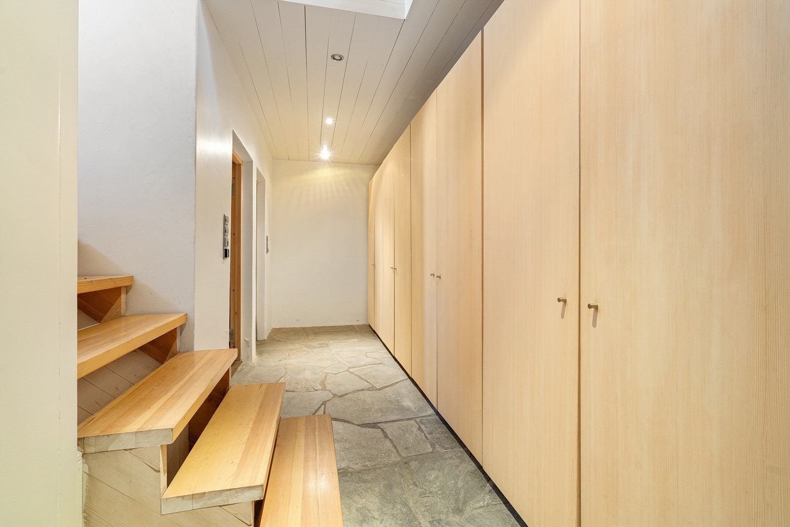 Kjelleren inneholder gang, bod, toalettrom og baderom. Galleribilde