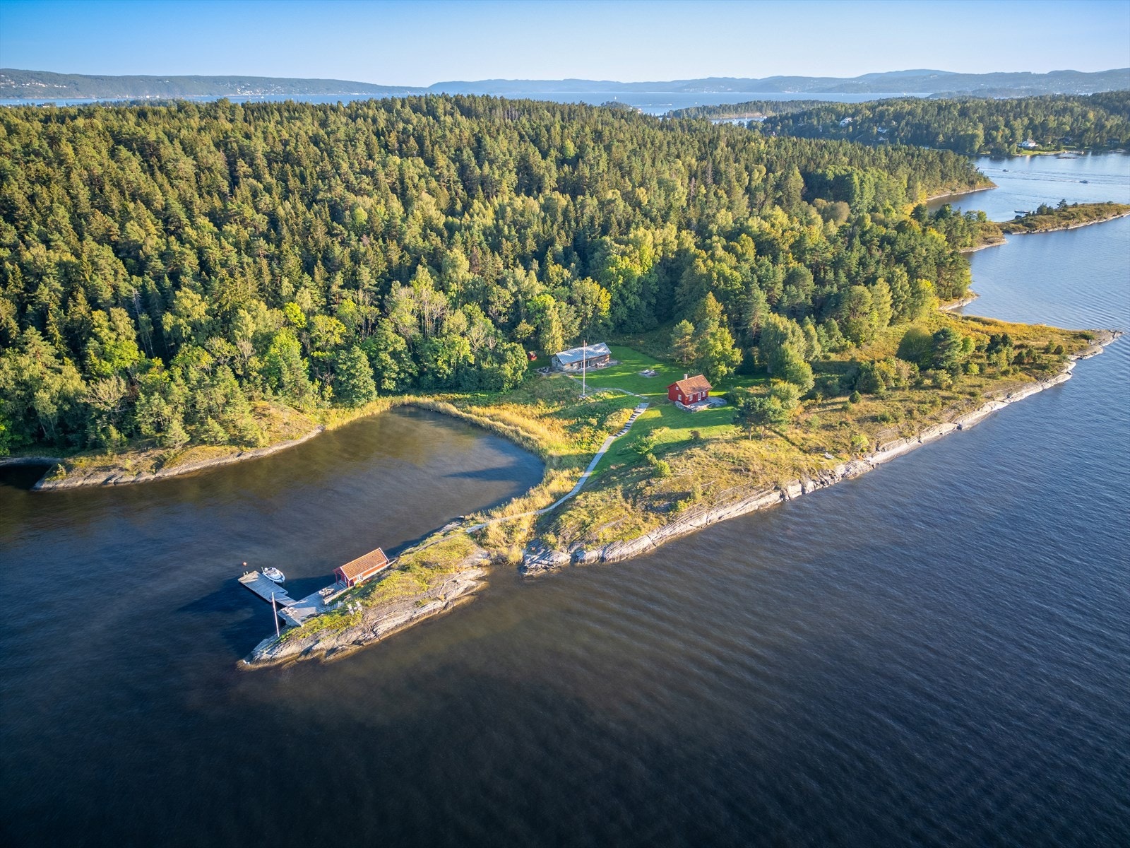 Oustøya er en 2 400 mål stor øy i Bærum kommune utenfor Sandvika, kjent for sitt naturskjønne landskap. Galleribilde