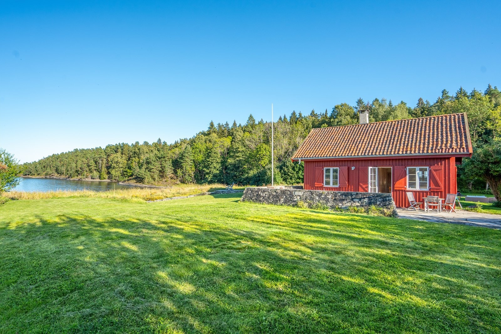 I tillegg er det og flere hyggelige badeplasser langs strandlinjen med sol fra morgen til kveld. Galleribilde