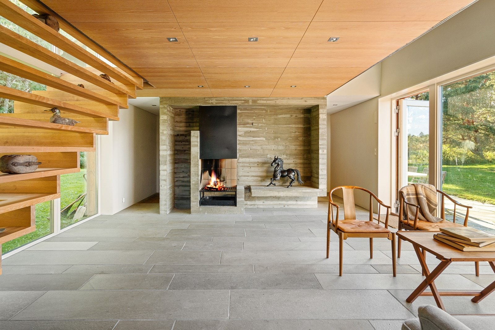 1. etasjen inneholder hall, to baderom, to soverom og kjøkken. Galleribilde