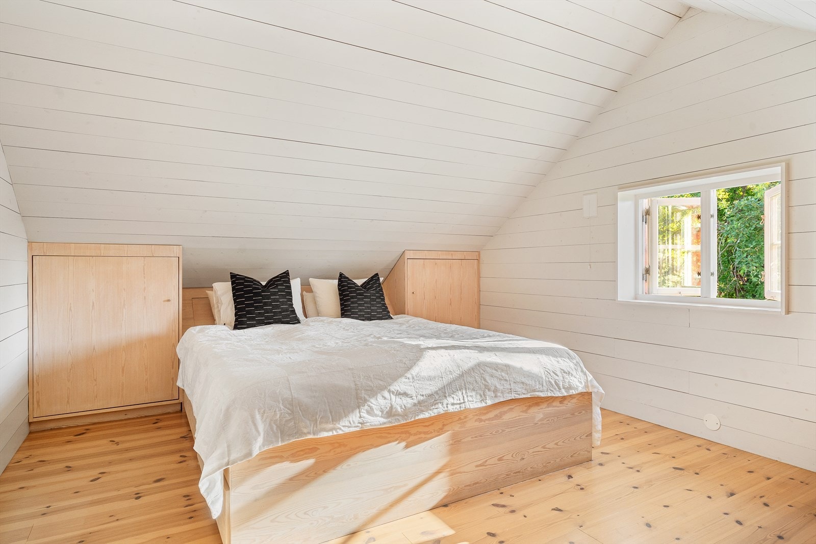 I 2. etasje finner du to romslige soverom, som til sammen har plass til opptil 6 personer. Galleribilde