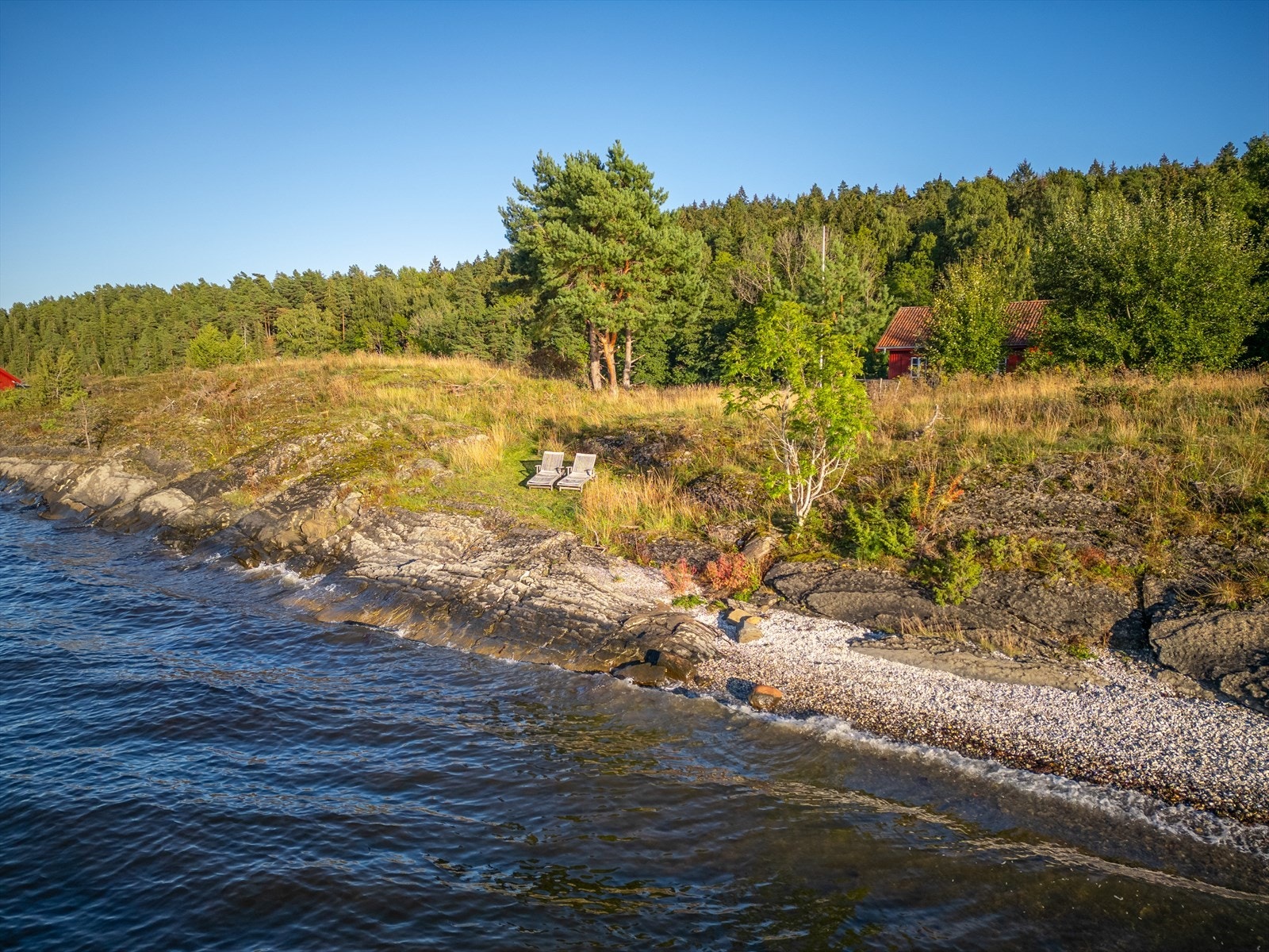 På Oustøya finner du også Oustøen Golfklubb, en 18-hulls bane anlagt i 1964, som tiltrekker golfentusiaster fra hele regionen. Galleribilde