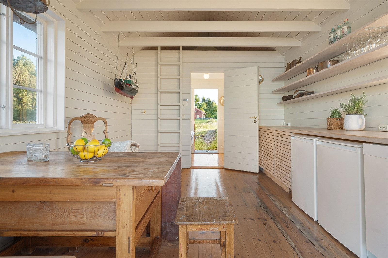 Gulvet er belagt med furu-/granbord og veggene har malt panel. Galleribilde