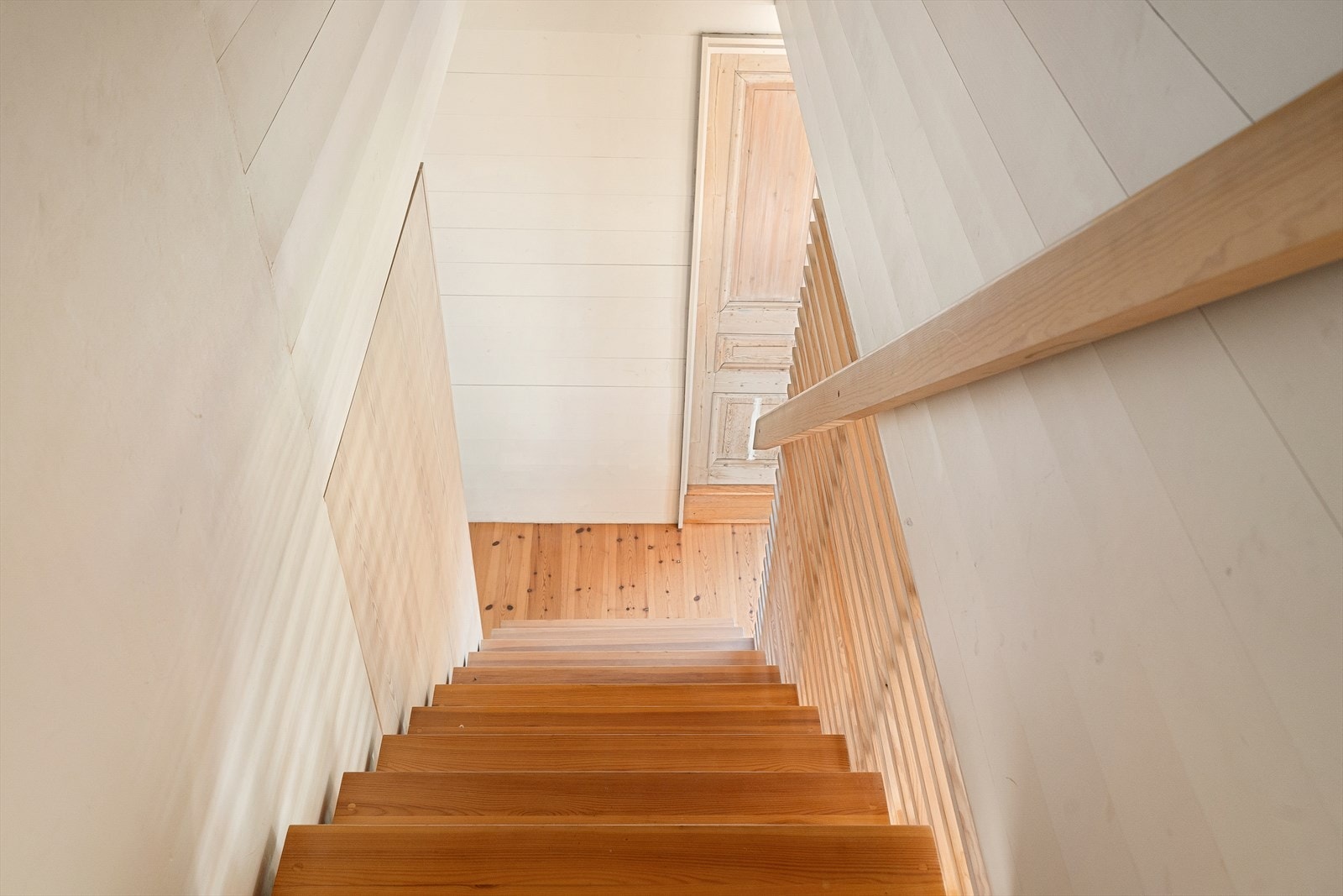Trappeløp som fører opp til 2. etasje, og gir enkel tilgang til de ekstra rommene. Galleribilde