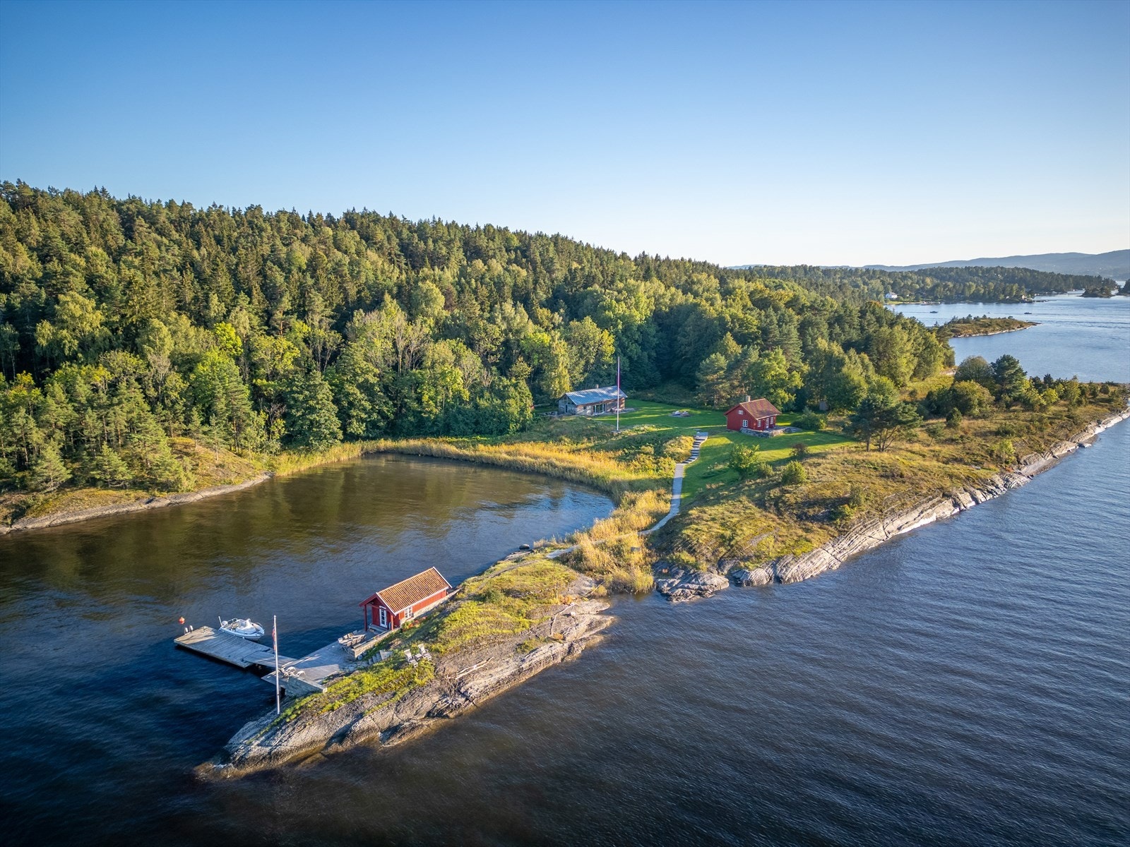 Denne unike vestvendte eiendommen på ca. 8,8 mål gir deg en fantastisk kombinasjon av natur, komfort og fleksibilitet. Galleribilde