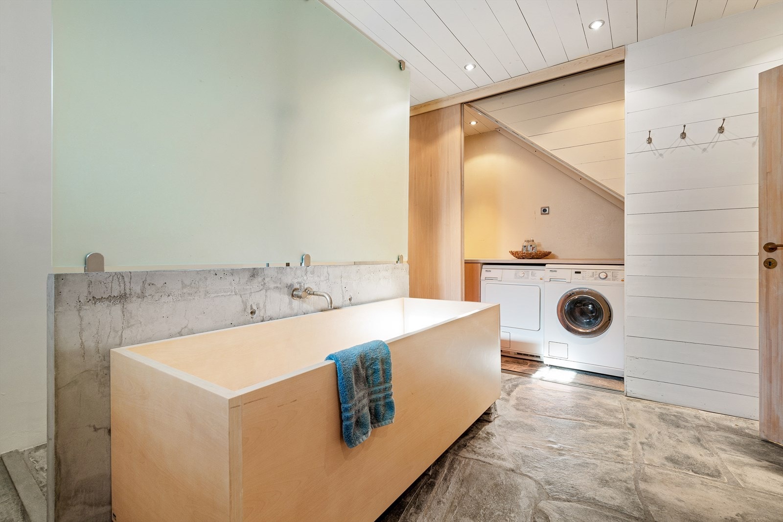 Delikat baderom med malt betong på veggene og granittfliser på gulvet. Galleribilde