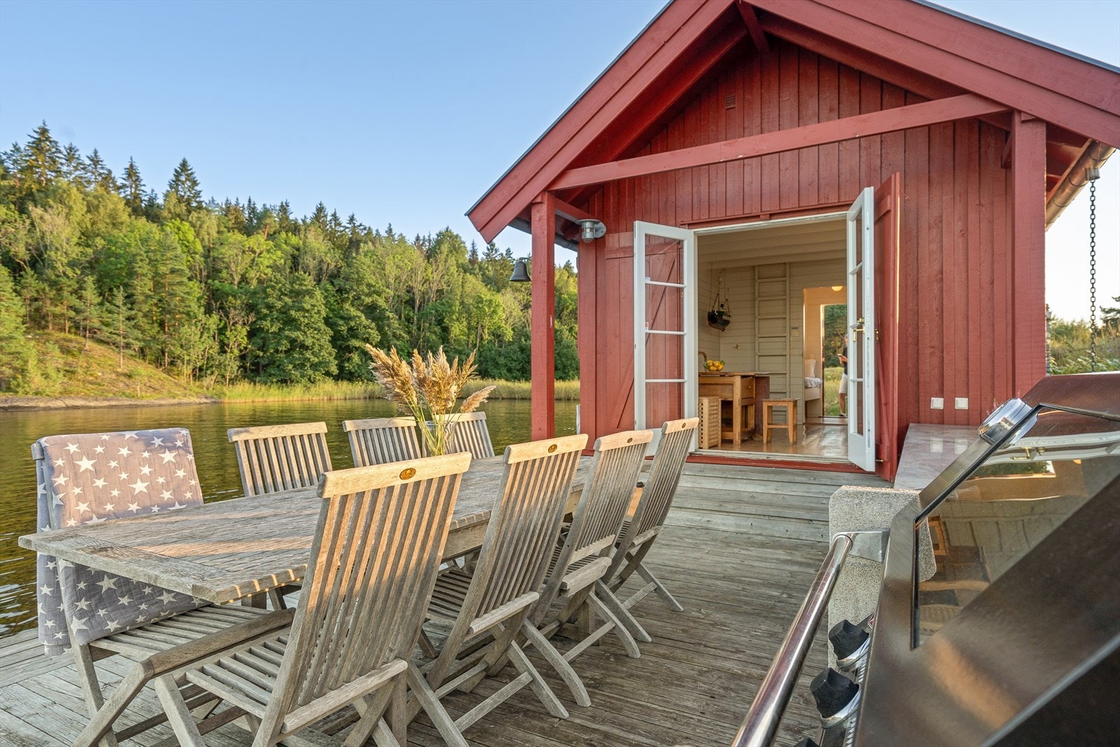 Denne solrike plassen er perfekt for å tilbringe tid ute, enten du ønsker å slappe av, spise måltider eller bare nyte det gode været. Galleribilde