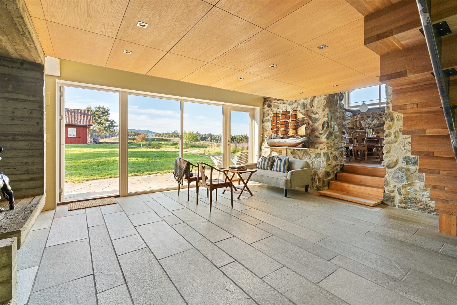 En innredet låve fungerer som et ekstra beboelsesrom, og er perfekt tilpasset som gjestehus eller for større sammenkomster. Galleribilde