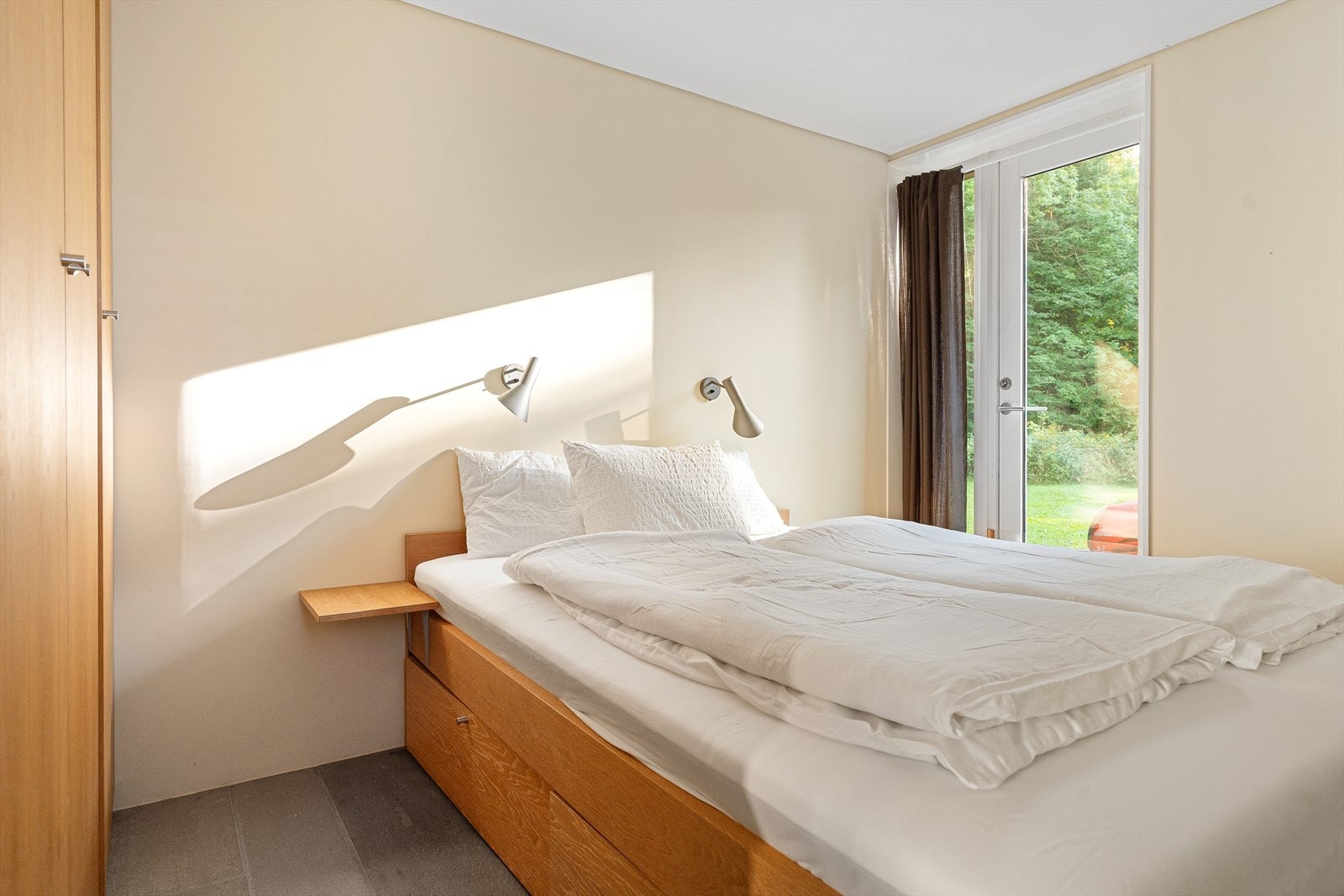 Romslig soverom med god plass til dobbeltseng samt øvrige møbler. Galleribilde