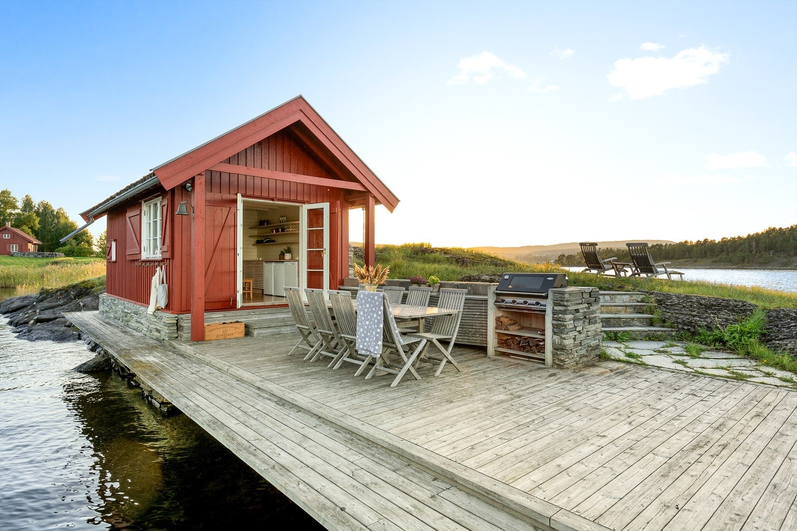 Her har du en herlig uteplass på 46 m² med sol fra morgen til kveld. Galleribilde