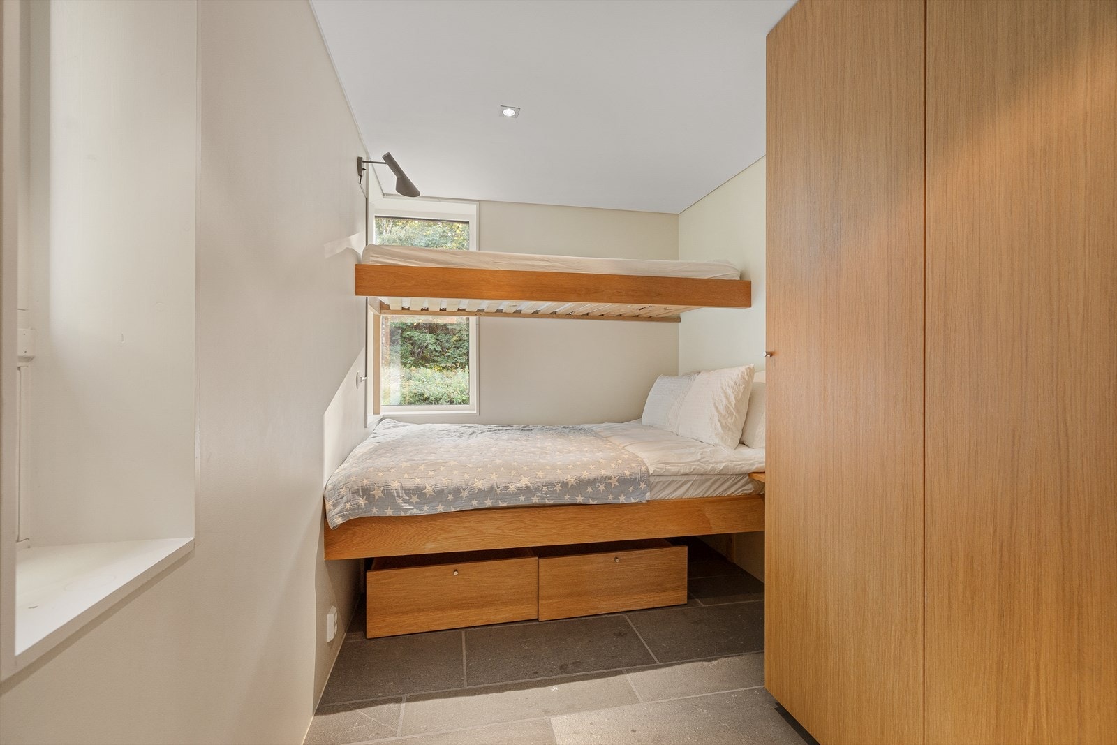 Dette soverommet er også romslig og har gode oppbevaringsmuligheter med et stort garderobeskap. Galleribilde