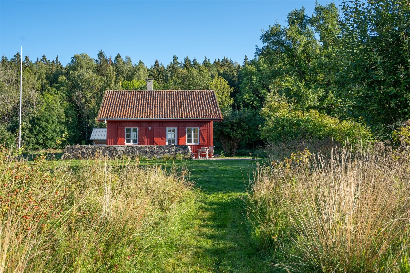 Oustøya er en vakker og frodig øy sørvest for Snarøya, i Bærum kommune, kjent for sitt naturskjønne landskap og rike kulturhistorie. Galleribilde