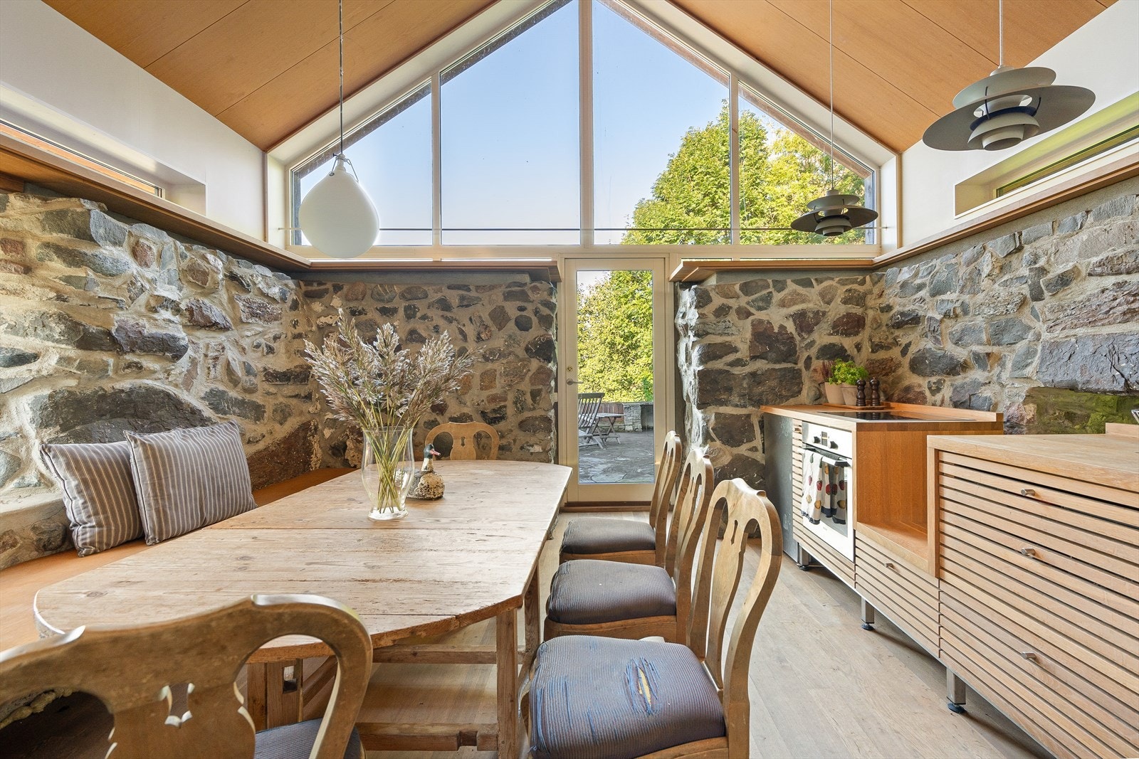 Pent kjøkken med kjøkkeninnredning i liggende spiler, heltre benkeplate med nedfelt vaskekum, samt integrert koketopp og stekeovn. Galleribilde