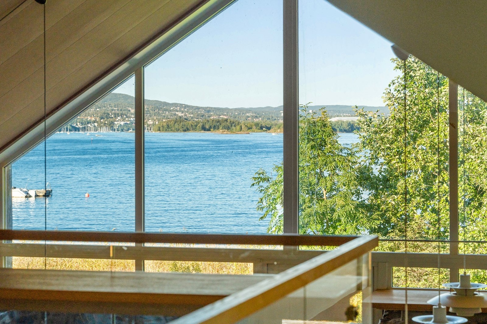 Fra 2. etasje kan du nyte en storslått utsikt mot Oslofjorden gjennom store vindusflater. Dette panoramabildet gir et imponerende inntrykk og lar deg følge med på de vakre landskapene og fjordens skiftende farger gjennom året. Galleribilde