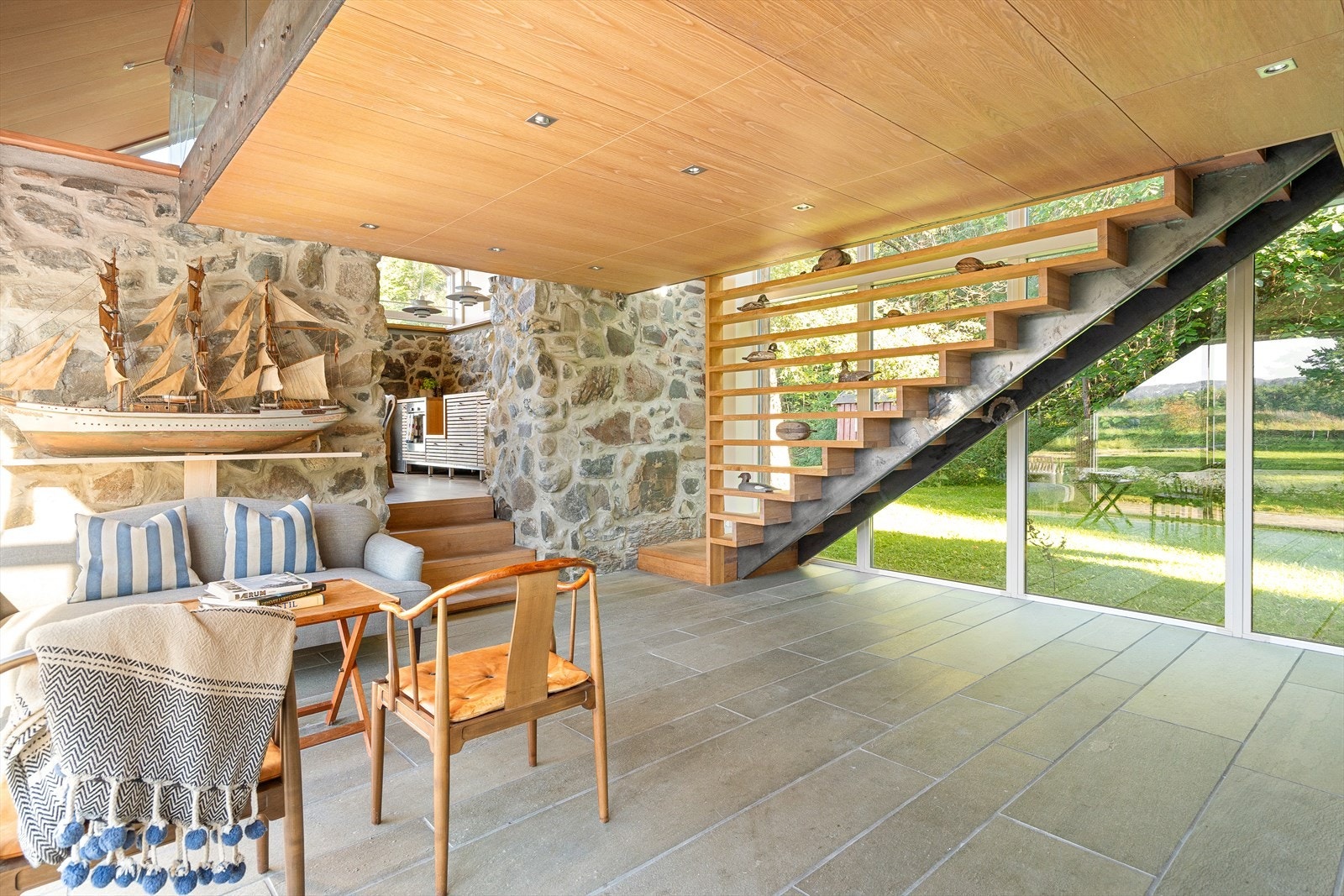 Gulvet er belagt med stilige granittfliser, mens veggene kombinerer malte plater med stein for et moderne og rustikt preg. Galleribilde