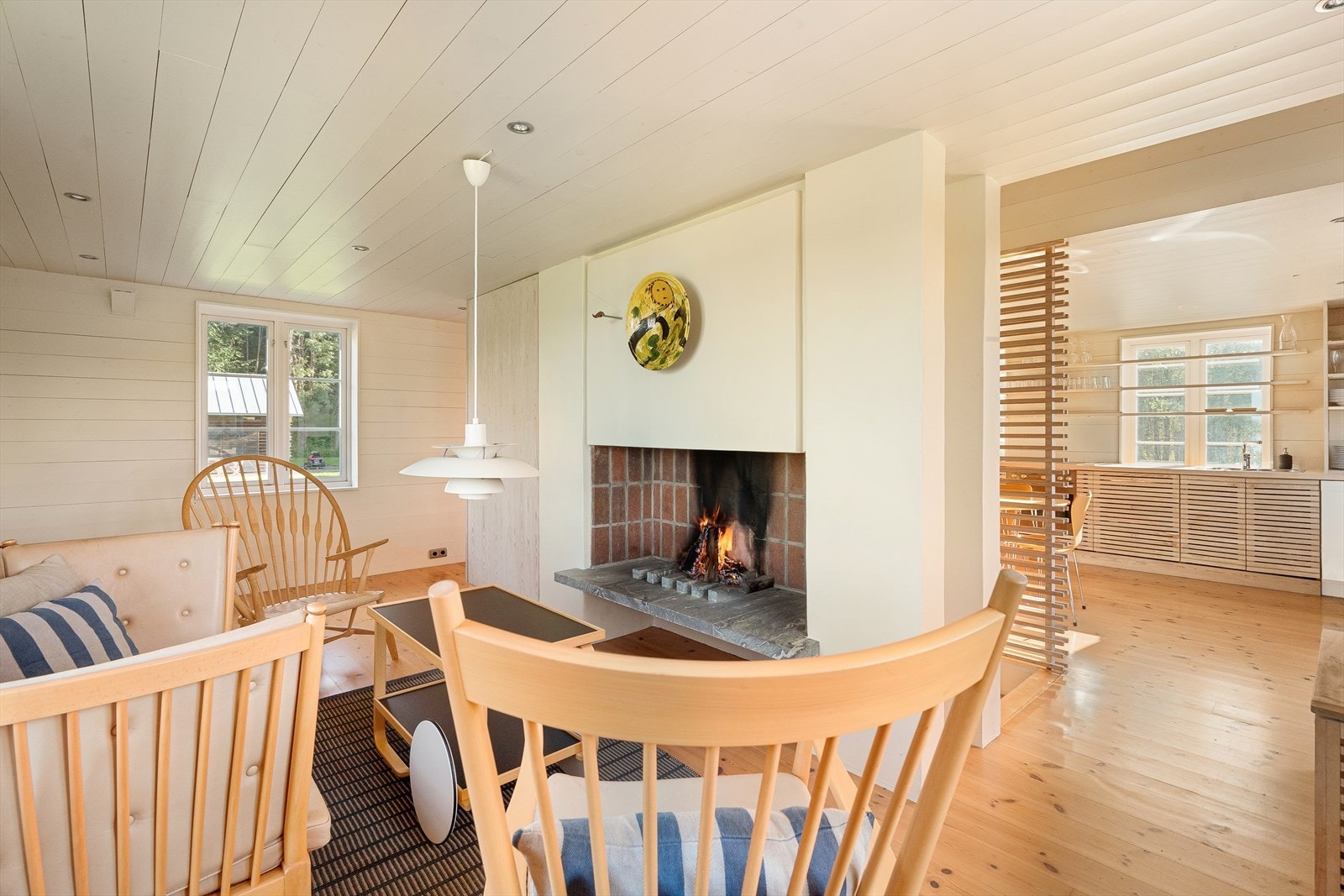 En svært hyggelig peis bidrar til ekstra varme på kalde dager og skaper en koselig atmosfære. Galleribilde