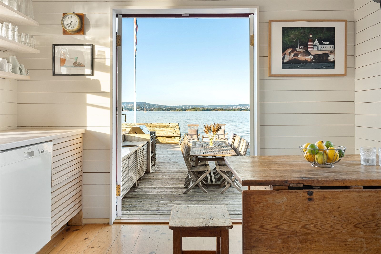 Båtnaustet inneholder stue/kjøkken, soverom og bod/kjølerom. Galleribilde