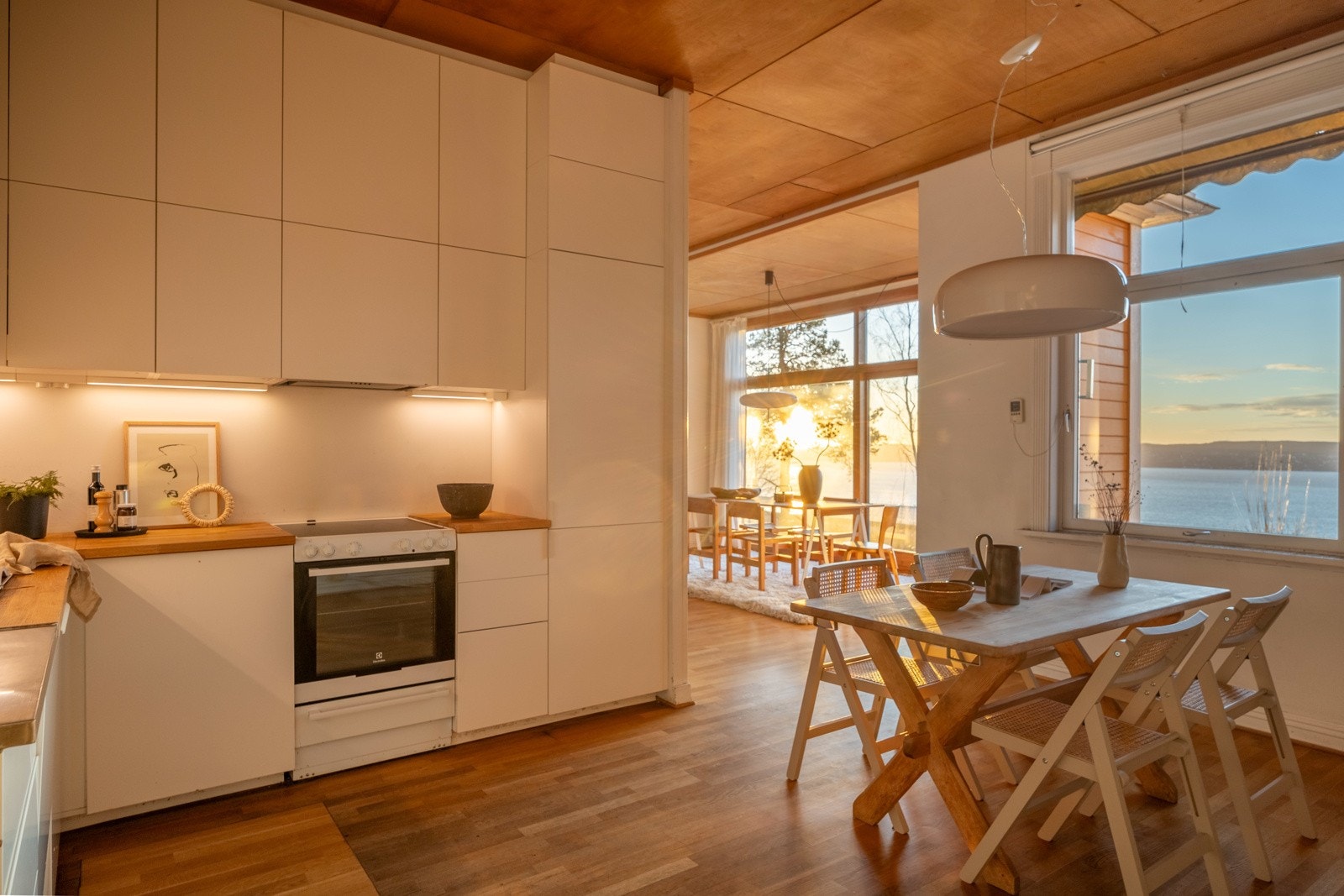 Boligen har en praktisk planløsning med delvis åpen løsning mot stue. Galleribilde