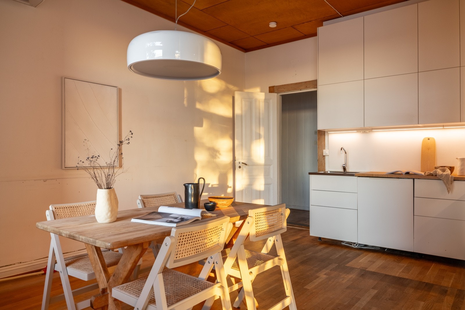 Kjøkkenløsning fra 2016 med innredning med glatte fronter og heltre benkeplate. Galleribilde