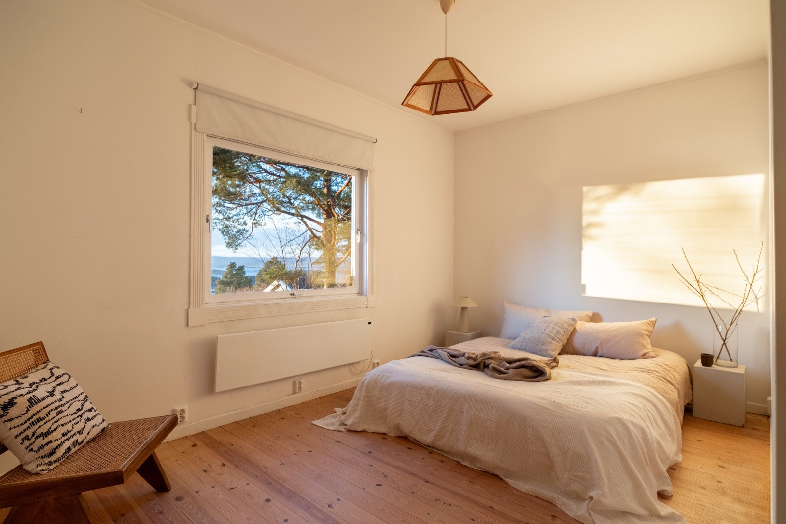 Boligen er i dag innredet med 7 soverom. Totalt 4 soverom i 1. etasje. Galleribilde