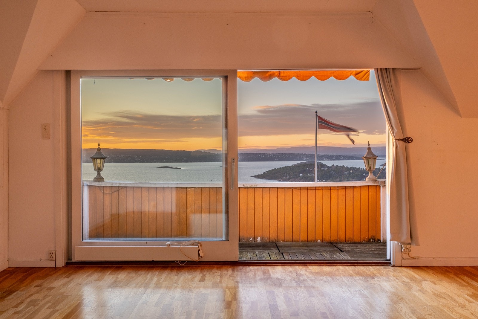 Utgang fra 2. etasje til stor, solrik altan. Galleribilde