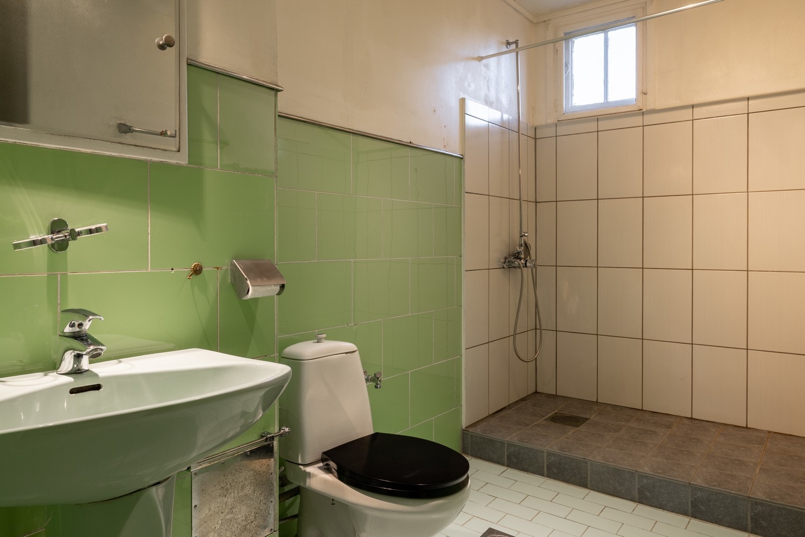 Boligen er innredet med to bad i 1. etasje. Galleribilde