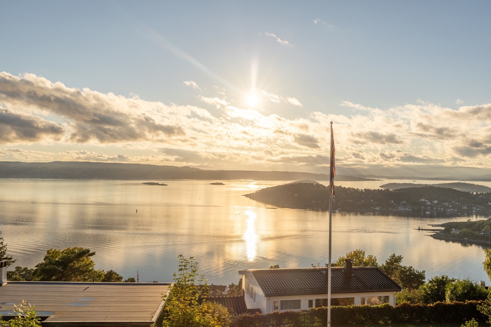 Idyllisk utsikt over fjorden. En sjelden mulighet. Galleribilde