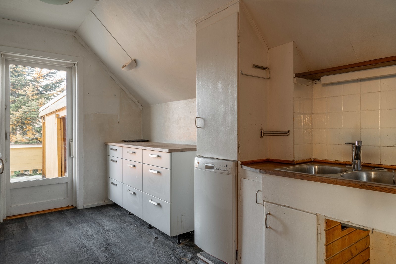 Kjøkkenløsning i 2. etasje fra 1972. Innredning med glatte fronter og benkeplate av tre samt laminert benkeplate. Galleribilde