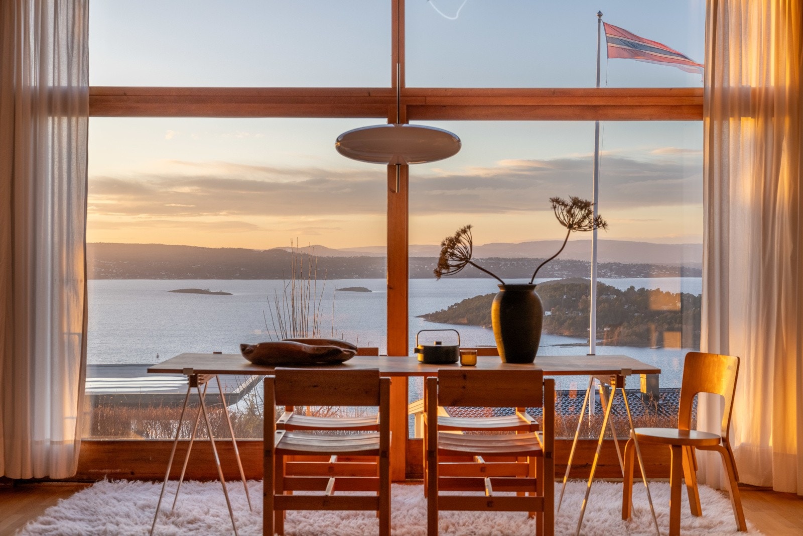 Boligen har store vindusflater med unik utsikt over fjorden. Galleribilde