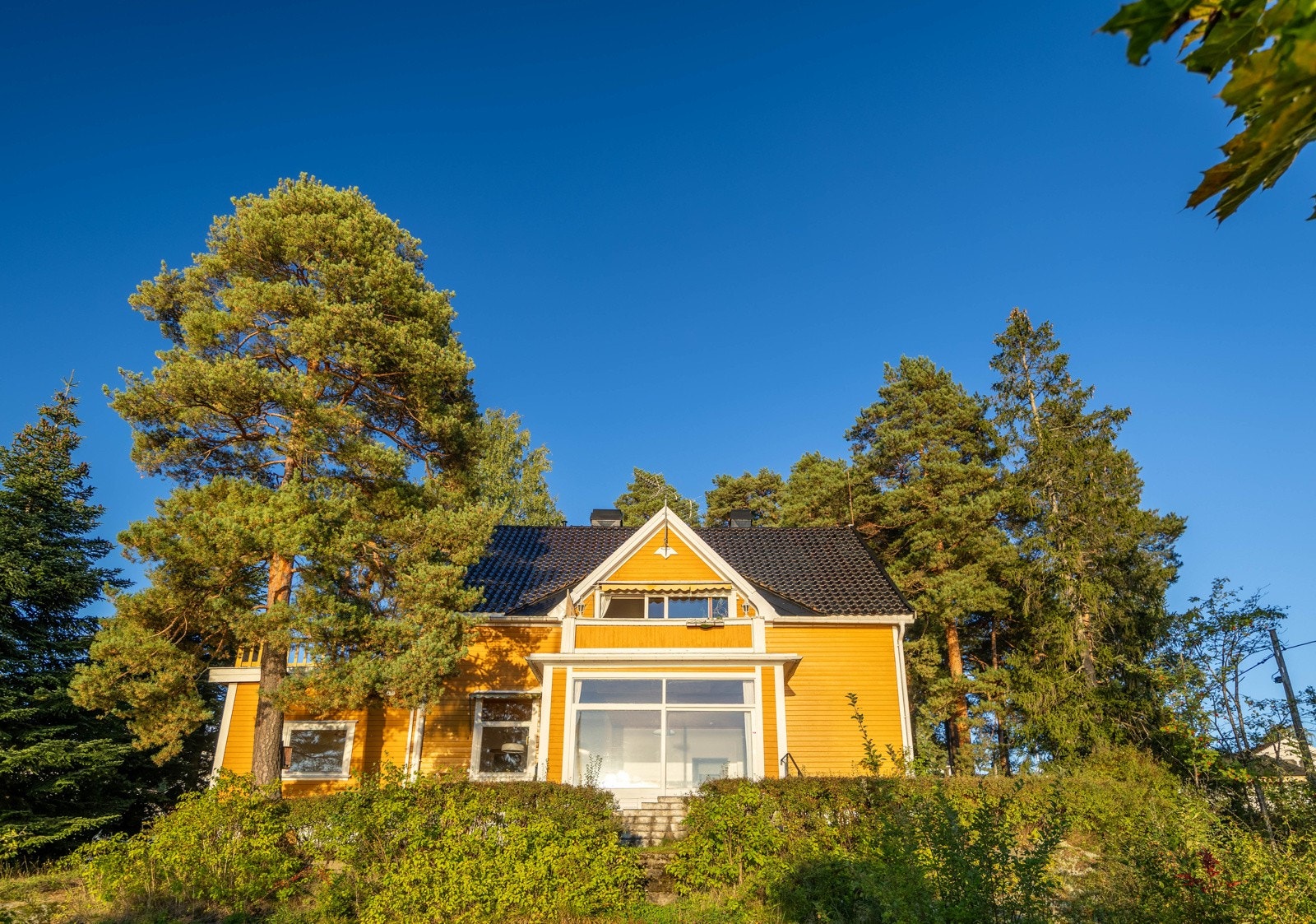 Hel tomannsbolig over tre etasjer med fantastisk fjordutsikt og tomt på hele 2.487 kvm. Galleribilde