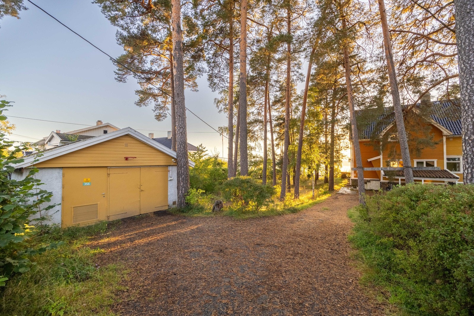 Frittstående garasje og flere biloppstillingsplasser på egen tomt Galleribilde