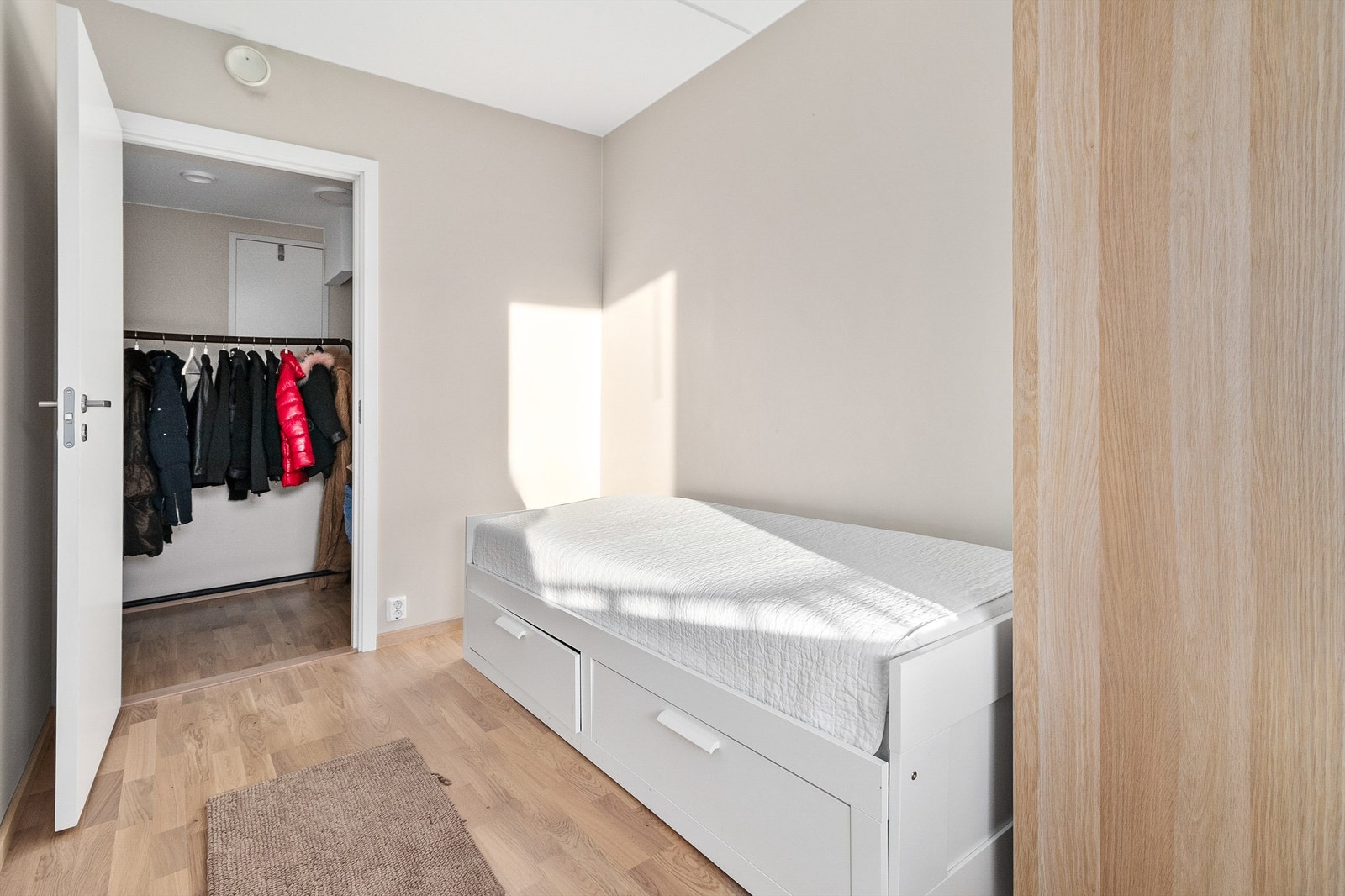 Soverom 2 med tilkomst til innvendig bod Galleribilde