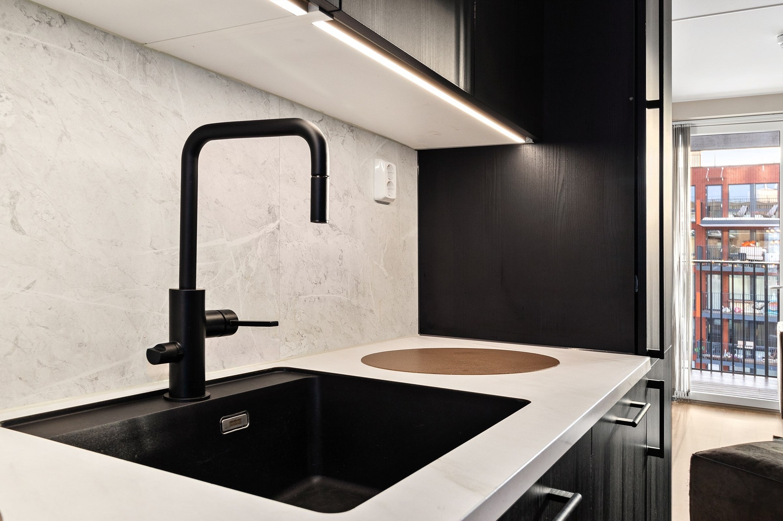 Lekker kjøkkeninnredning fra HTH med sorte fronter og laminert benkeplate Galleribilde