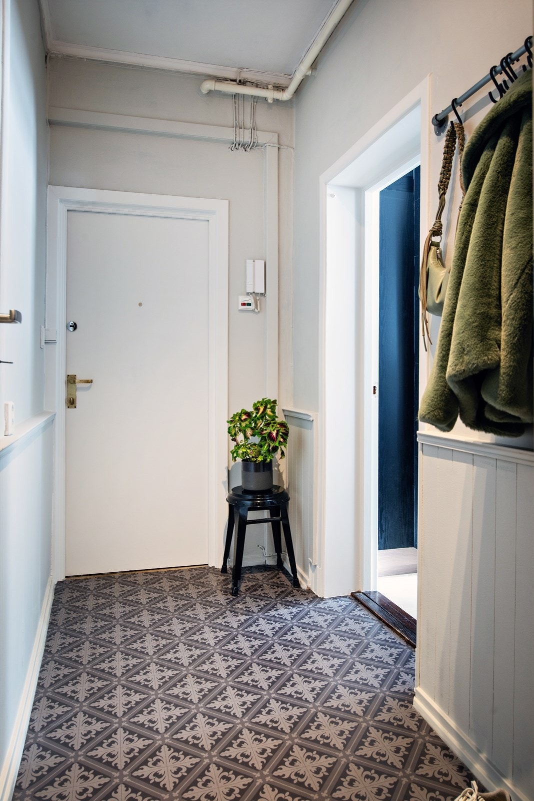 Velkommen inn! Entréen er utstyrt med dørcallingssystem som gjør det enkelt å slippe inn gjester fra gateplan. Galleribilde