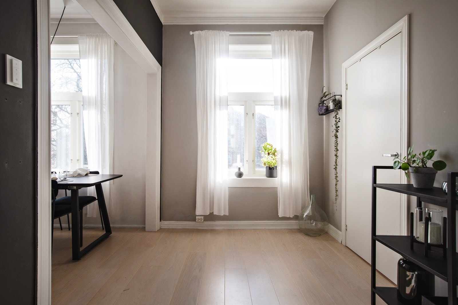 Store vindusflater gir rikelig med naturlig lys. Galleribilde