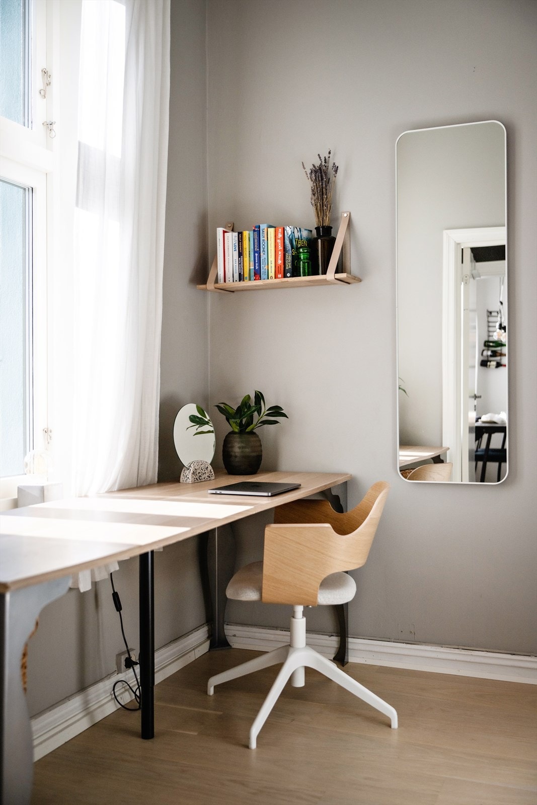 Her er det god plass til skrivebord og/eller garderobeskap. Galleribilde