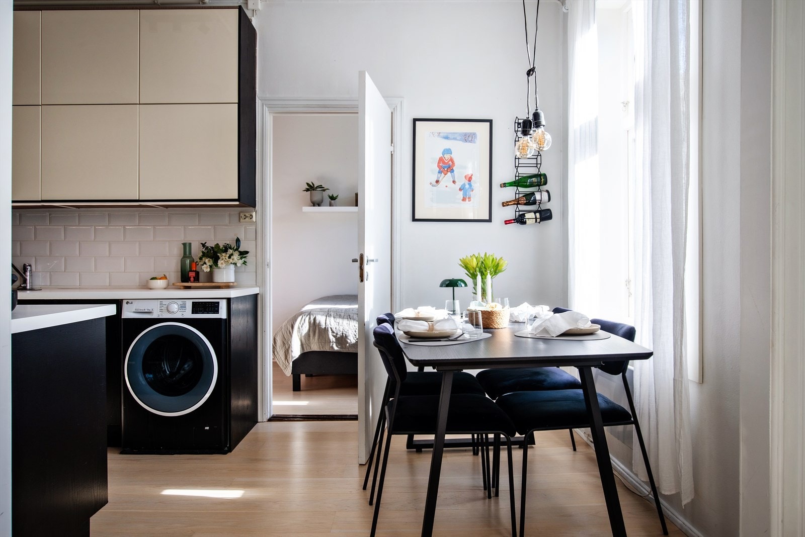 Her er det plass til spisebord og adgang til soverom 2. Galleribilde