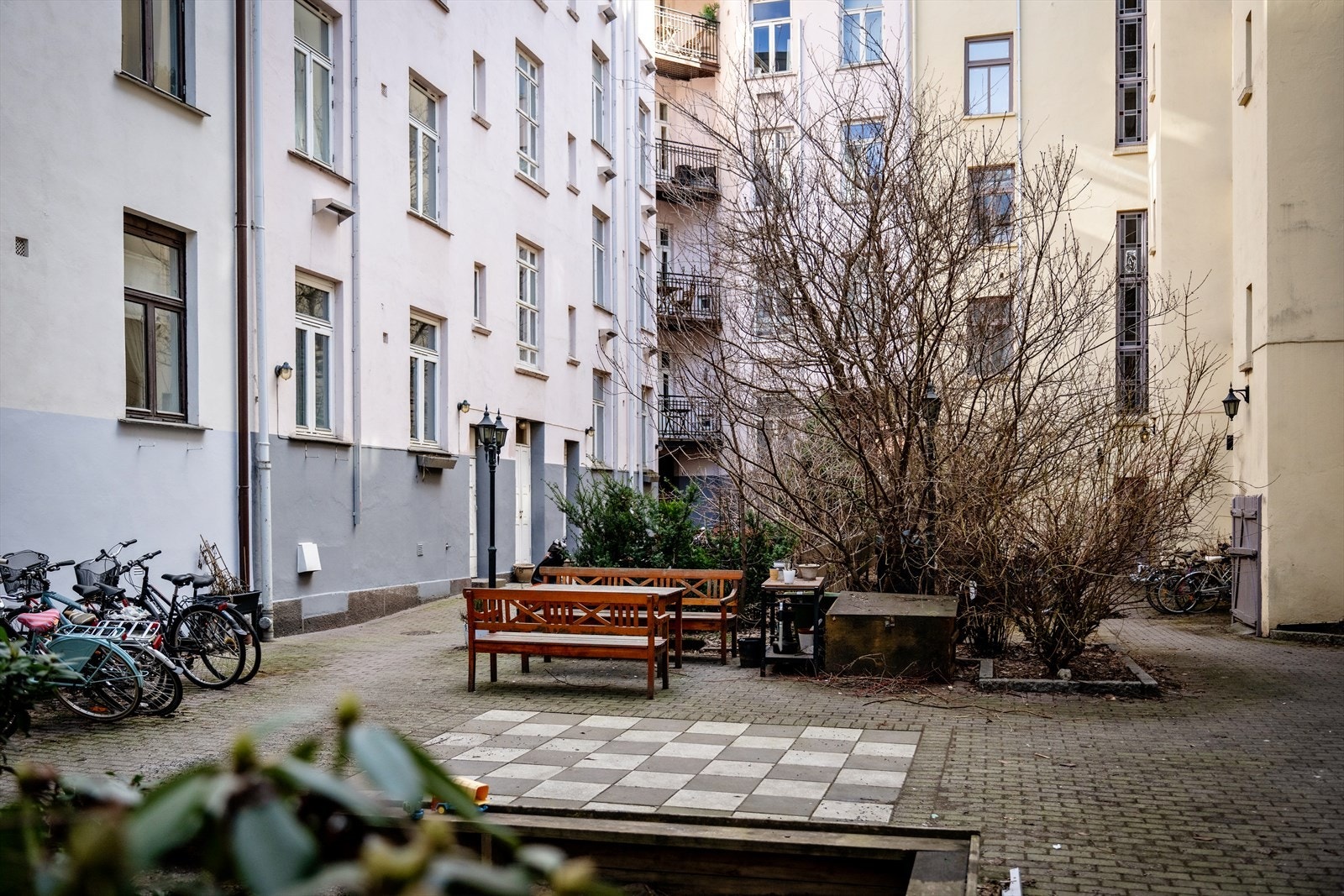 Hyggelig felles bakgård med sittegruppe, lekeplass og beplantning. Galleribilde