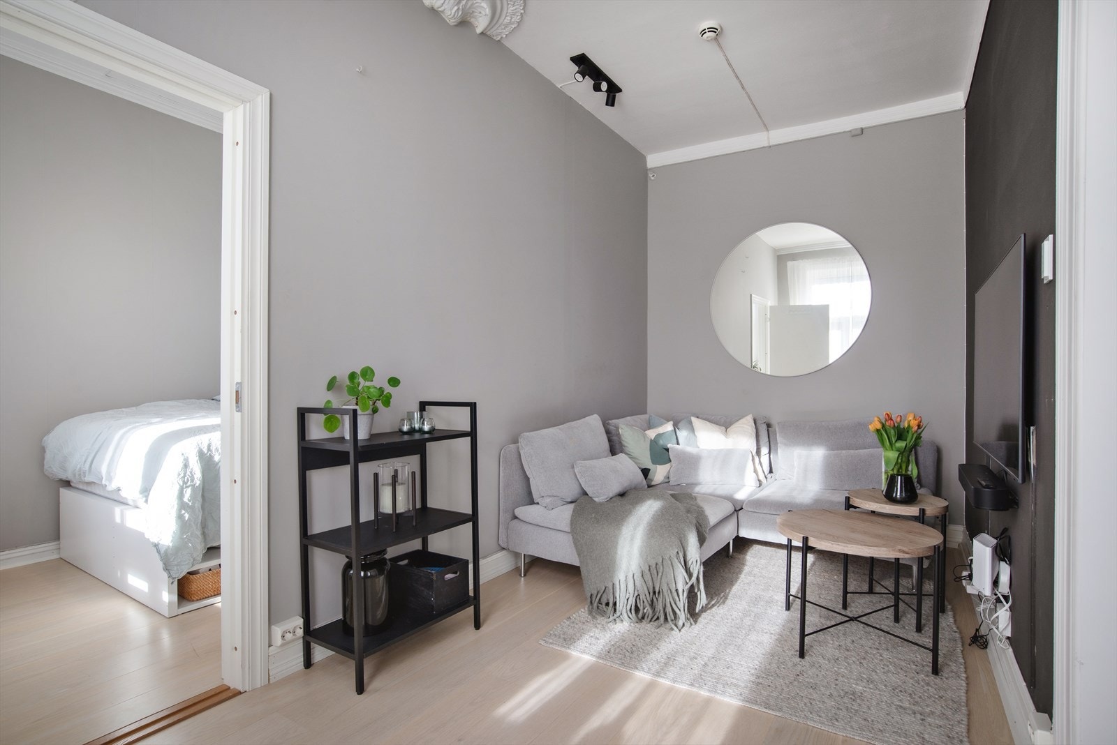 Stuen er delt opp i naturlige møbleringssoner, med god plass til komfortabel sofa, salongbord og mediemøbler. Galleribilde