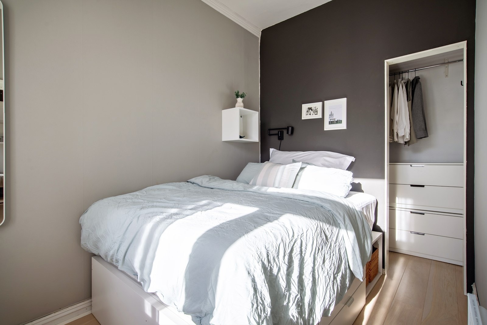 Walk-in garderobe for ekstra oppbevaringsplass. Galleribilde