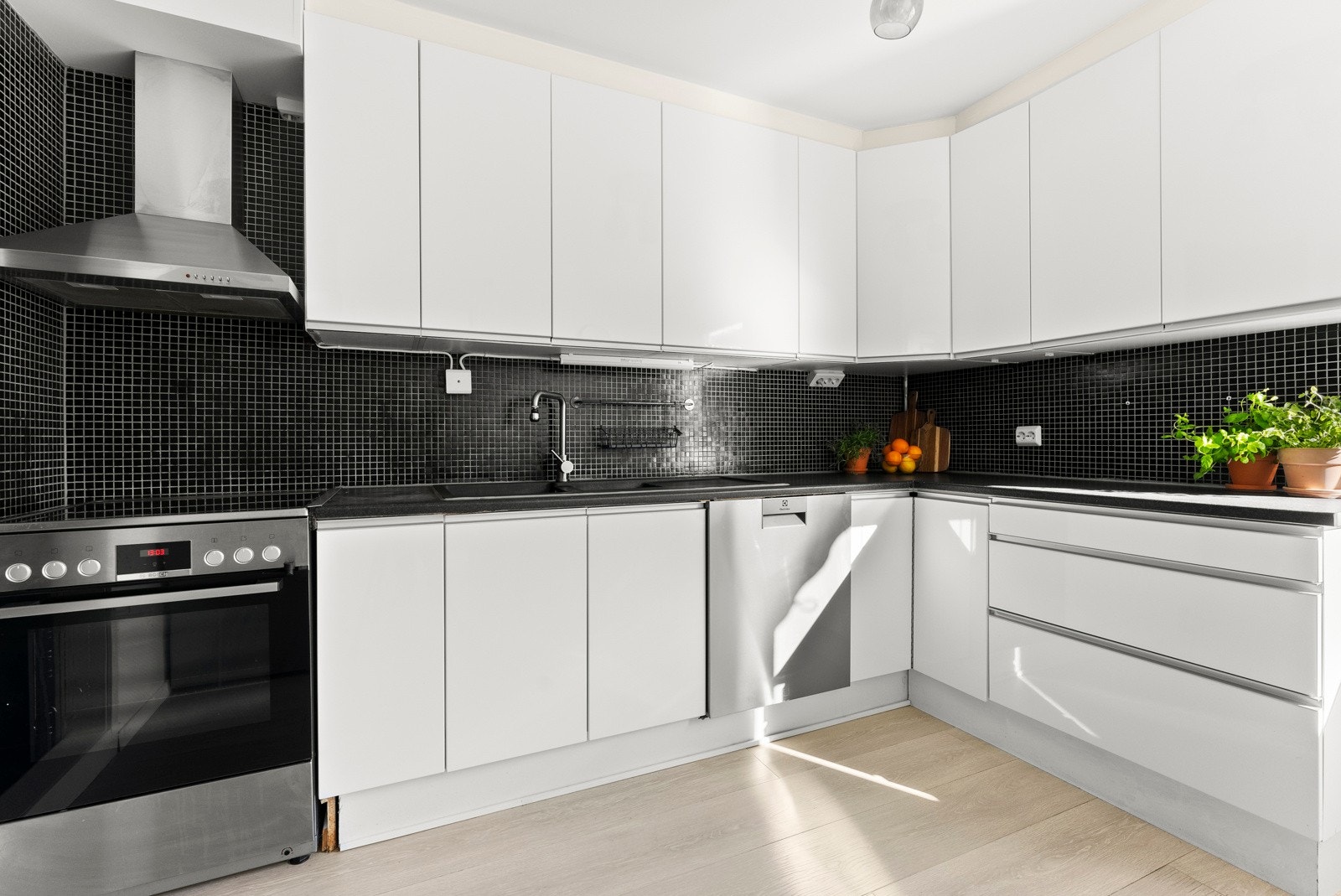 Her er det rikelig med skap- og benkeplass, samt nisjer til komfyr, kjøleskap og oppvaskmaskin. Galleribilde