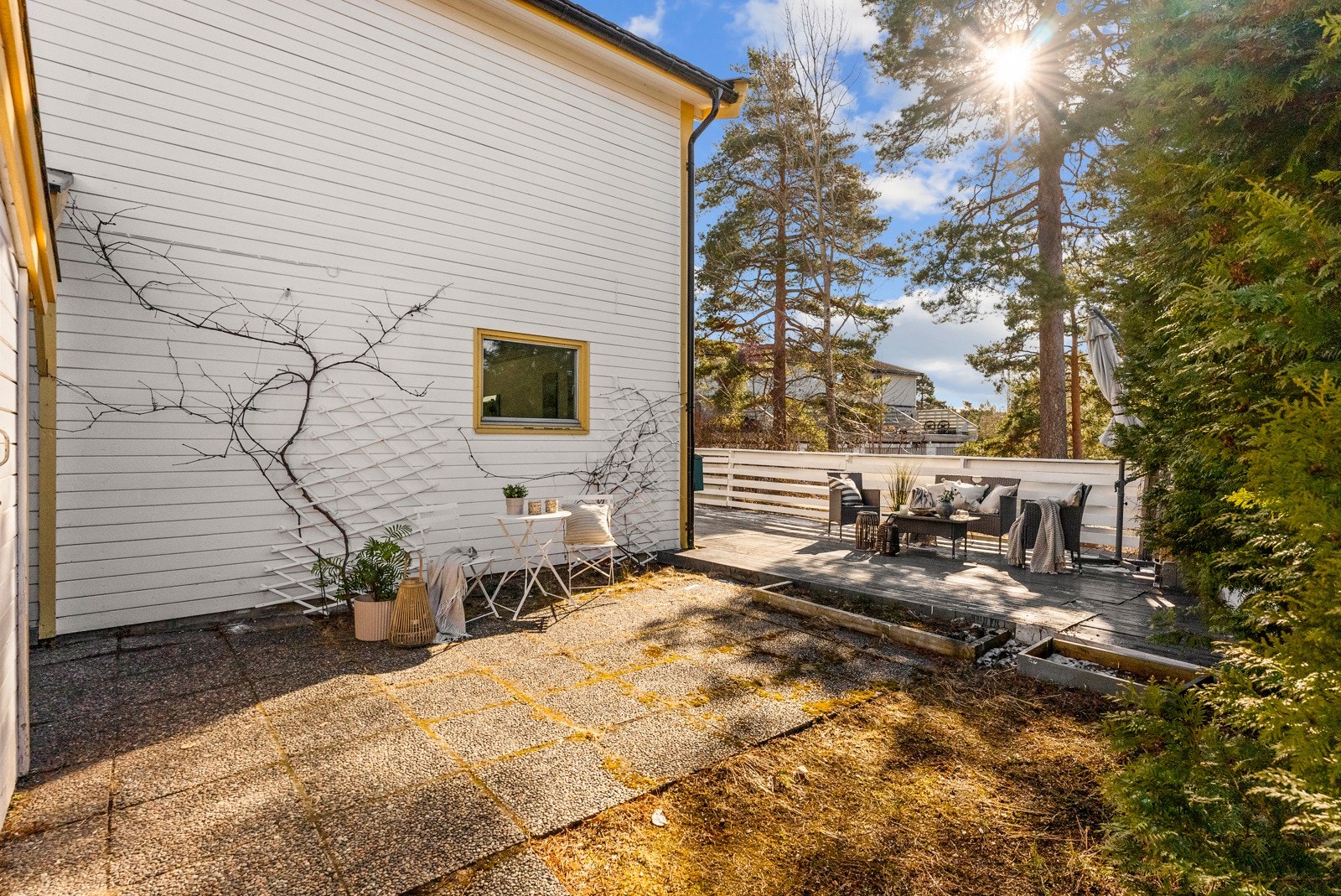 Her får du en stor og lys stue, separat kjøkken, tre gode soverom, bad, eget vaskerom og et praktisk gjestetoalett. Galleribilde