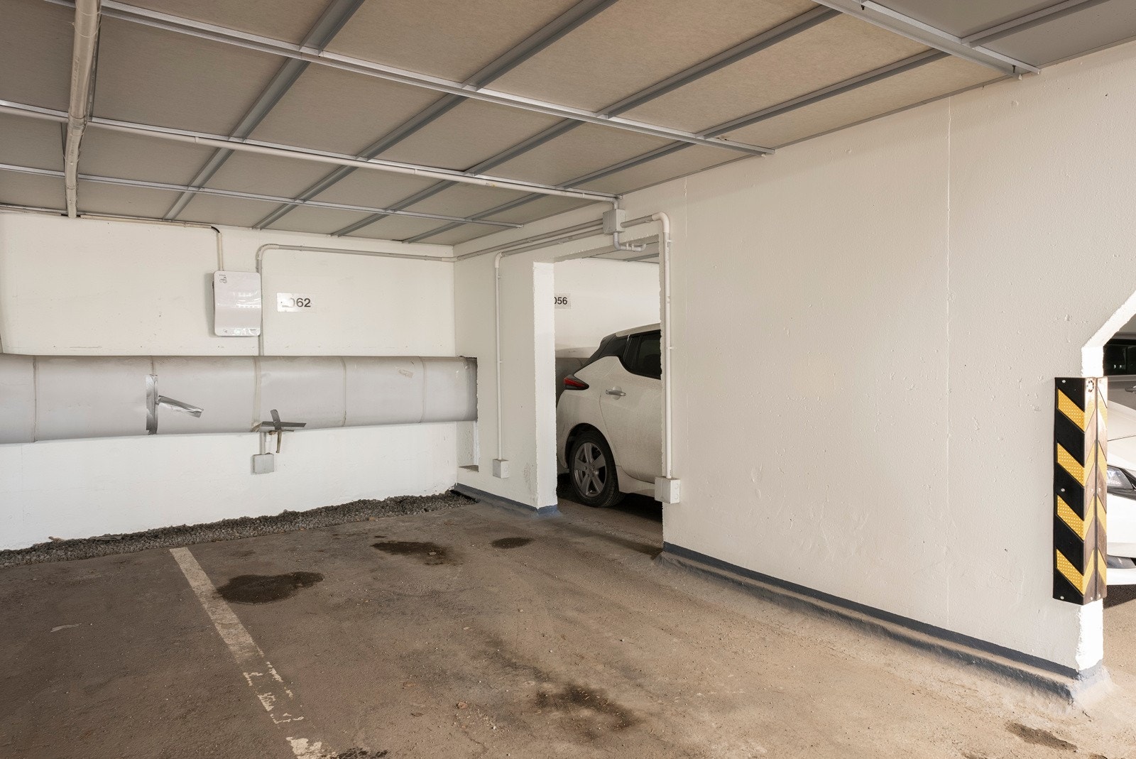 Garasjeplass med elbillader i felles garasjeanlegg følger andelen ved salg. Galleribilde