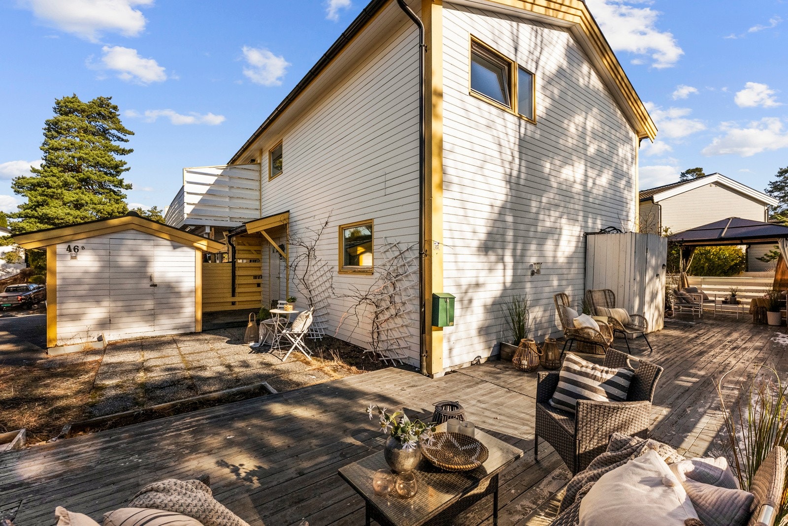 Boligen ligger i et populært og barnevennlig borettslag med kort vei til alt man trenger i en travel hverdag Galleribilde