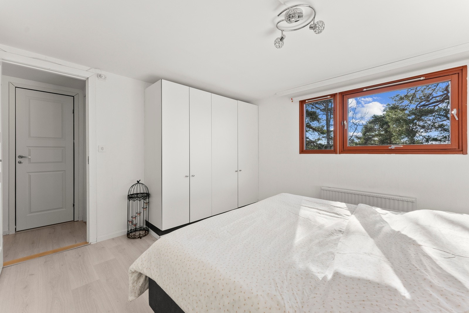 hvor hovedsoverommet er romslig med plass til dobbeltseng, nattbord og en stor garderobe for optimal oppbevaring. Galleribilde