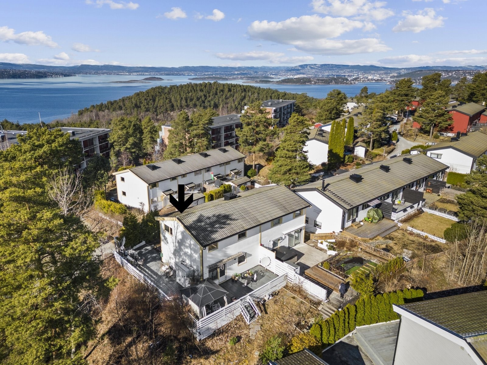 Vestskrenten borettslag ligger i et rolig, trafikkskjermet og meget barnevennlig boligområde på Holmlia i bydel Søndre Nordstrand i Oslo Galleribilde