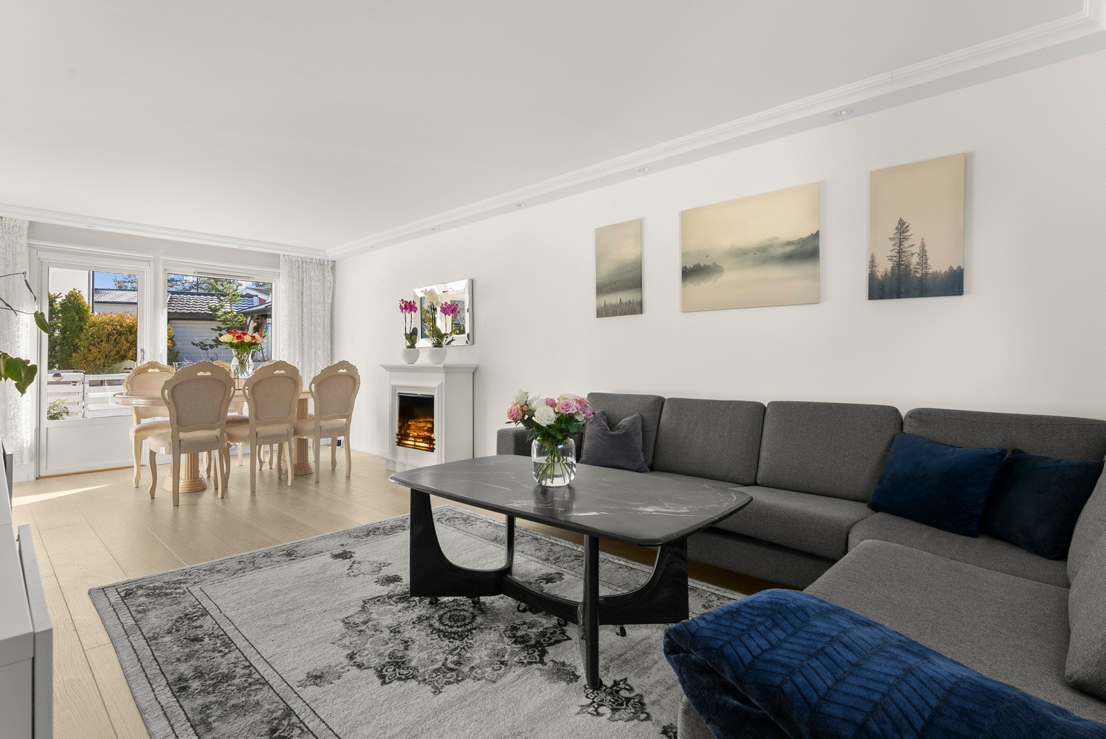 Stuen er lys og luftig med store vindusflater og en terrassedør som slipper inn rikelig med naturlig lys Galleribilde